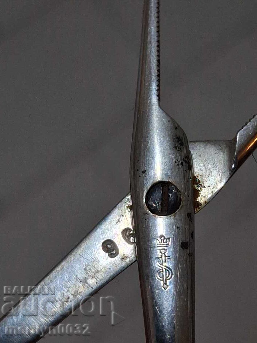 Livrarea Geantă de doctor din piele cu instrumente medicale și stetoscop în interior