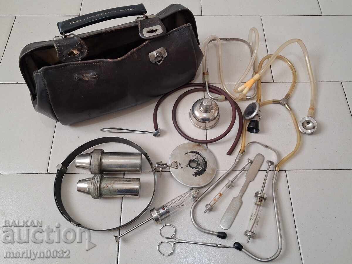 Geantă de doctor din piele cu instrumente medicale și stetoscop în interior