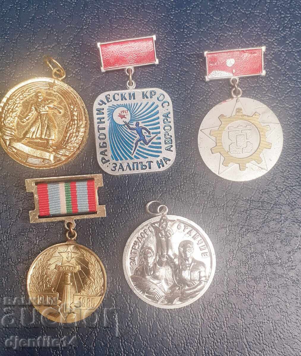 Παράδοση Μετάλλια, κονκάρδες