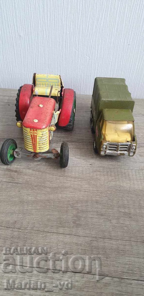 Două jucării vechi din tablă cu preț € 30.00 | 58.68 BGN