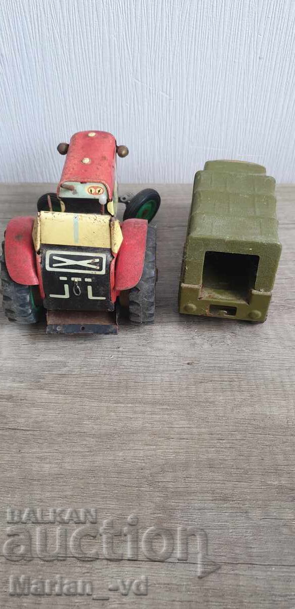 Livrarea Două jucării vechi din tablă