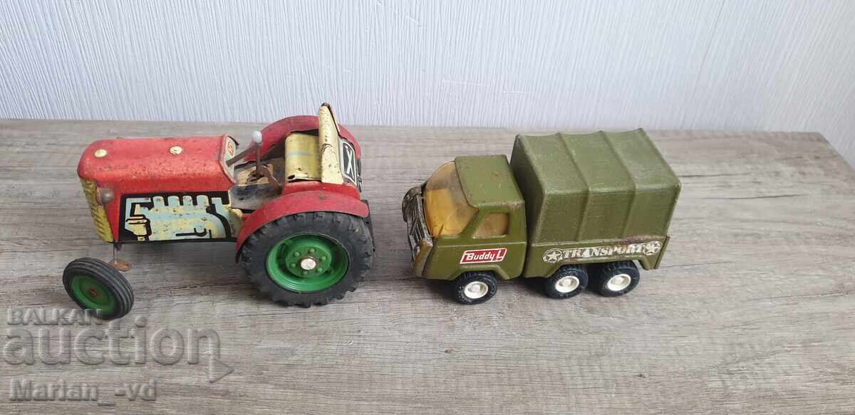 Două jucării vechi din tablă