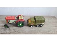 Две стари ламаринени играчки