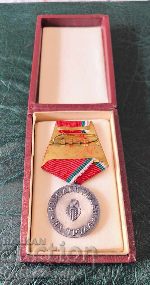 ORDINUL NAȚIONAL AL MUNCII BRONZ CU CUTIE cu preț € 8.20 | 16.04 BGN