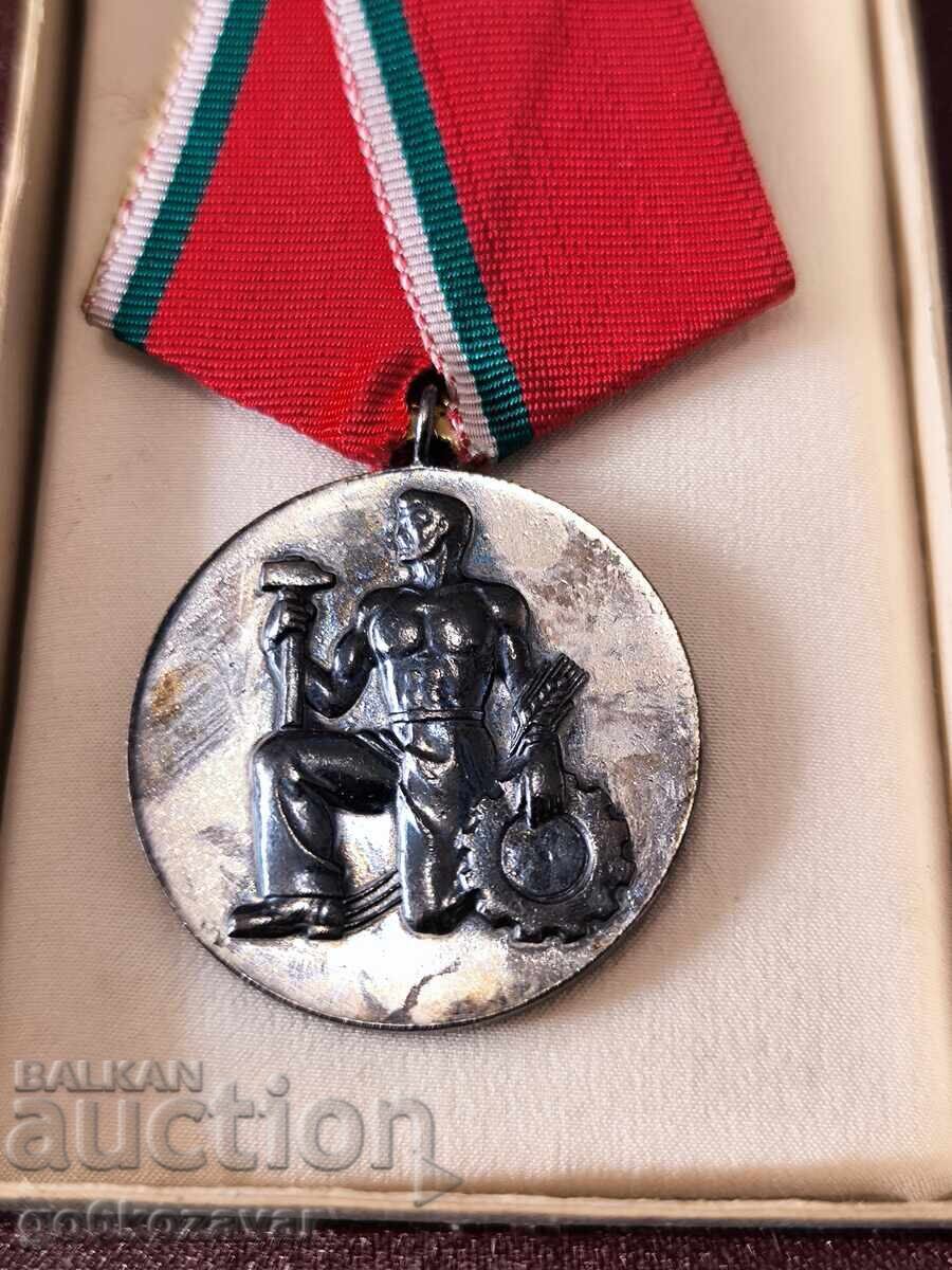 Licitație ORDINUL NAȚIONAL AL MUNCII BRONZ CU CUTIE