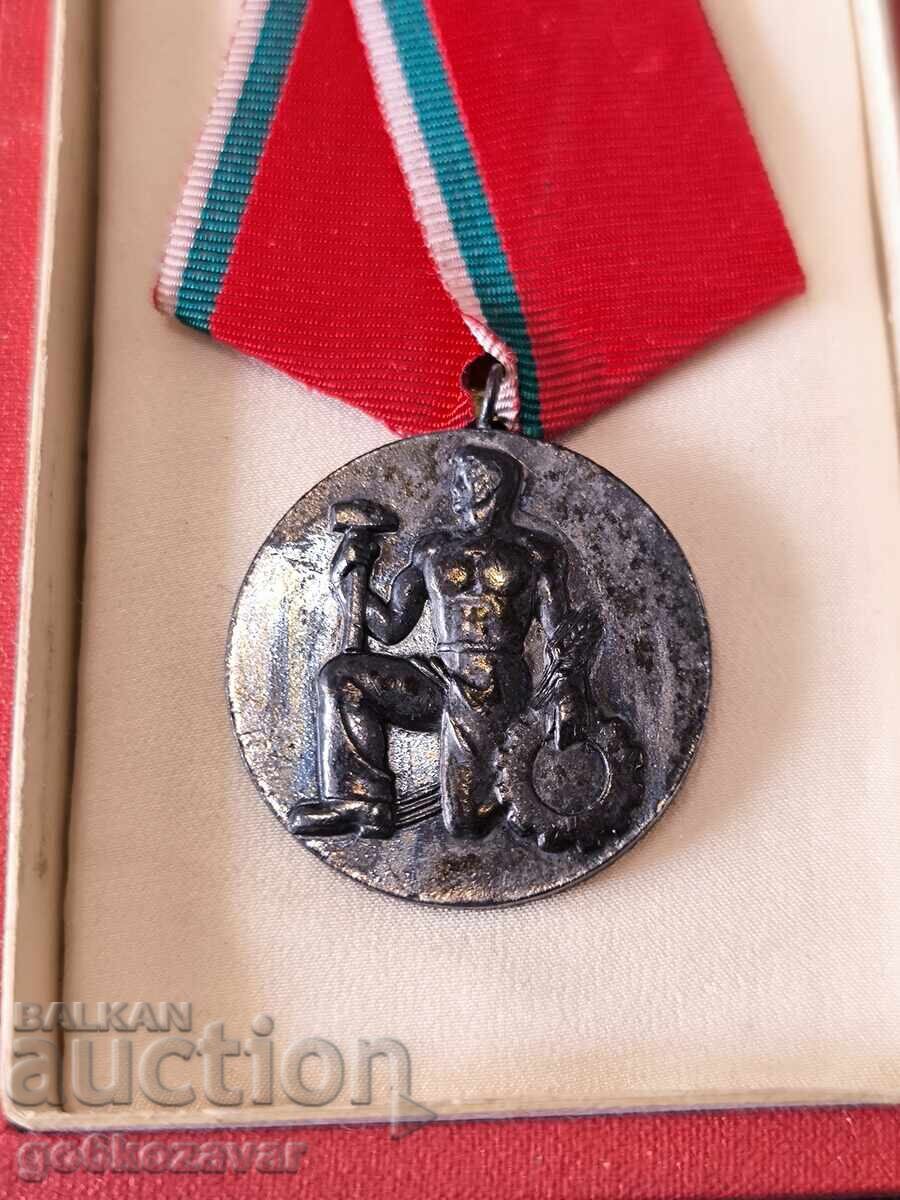 ΕΘΝΙΚΗ ΤΑΞΗ ΕΡΓΑΣΙΑΣ ΧΑΛΚΙΝΟ ΜΕ ΚΟΥΤΙ με τιμή € 8.20 | 16.04 BGN