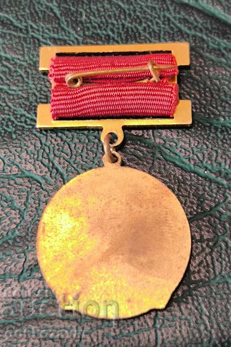 Значка ОТЛИЧНИК М-ВО НА СТРОЕЖИТЕ И АРХИТЕКТУРАТА с цена € 1.80 | 3.52 лв.