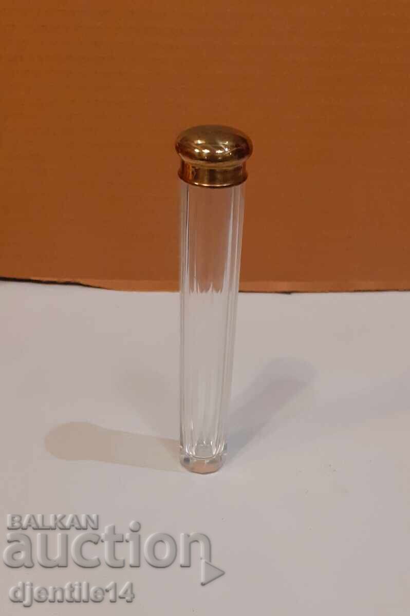 Livrarea Sticlă veche din cristal cu capac metalic