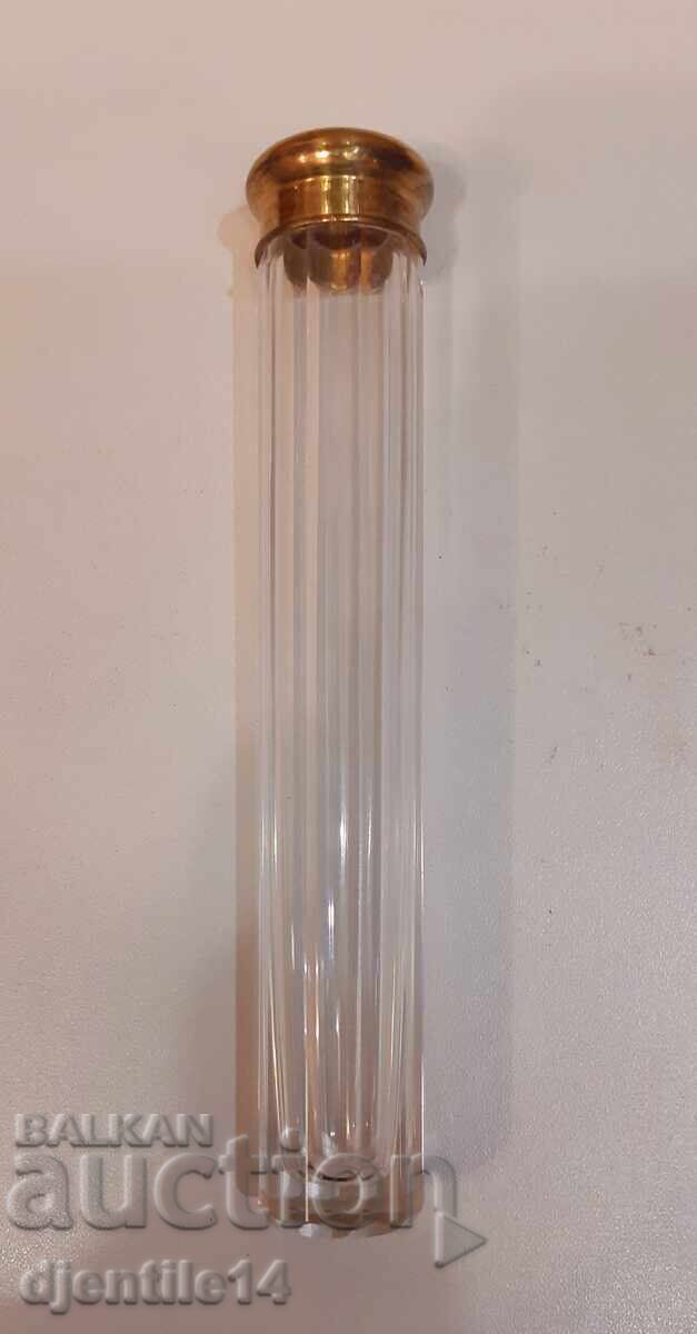 Sticlă veche din cristal cu capac metalic