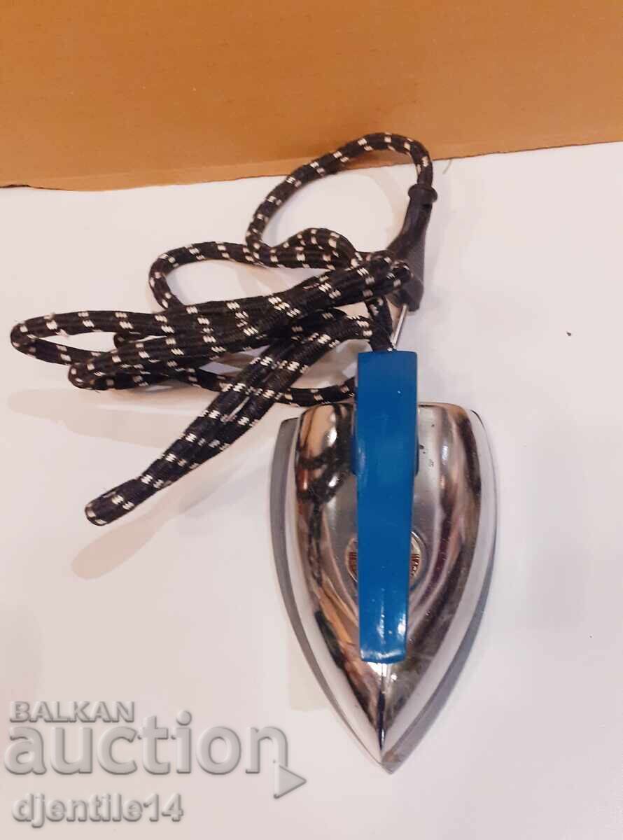 Fier de călcat mic nou funcțional cu preț € 20.00 | 39.12 BGN