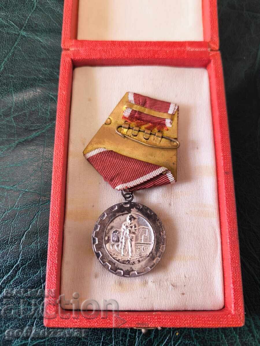 MEDALIE PENTRU MERIT ÎN MUNCĂ MEDALIE CUTIE ! cu preț € 5.50 | 10.76 BGN