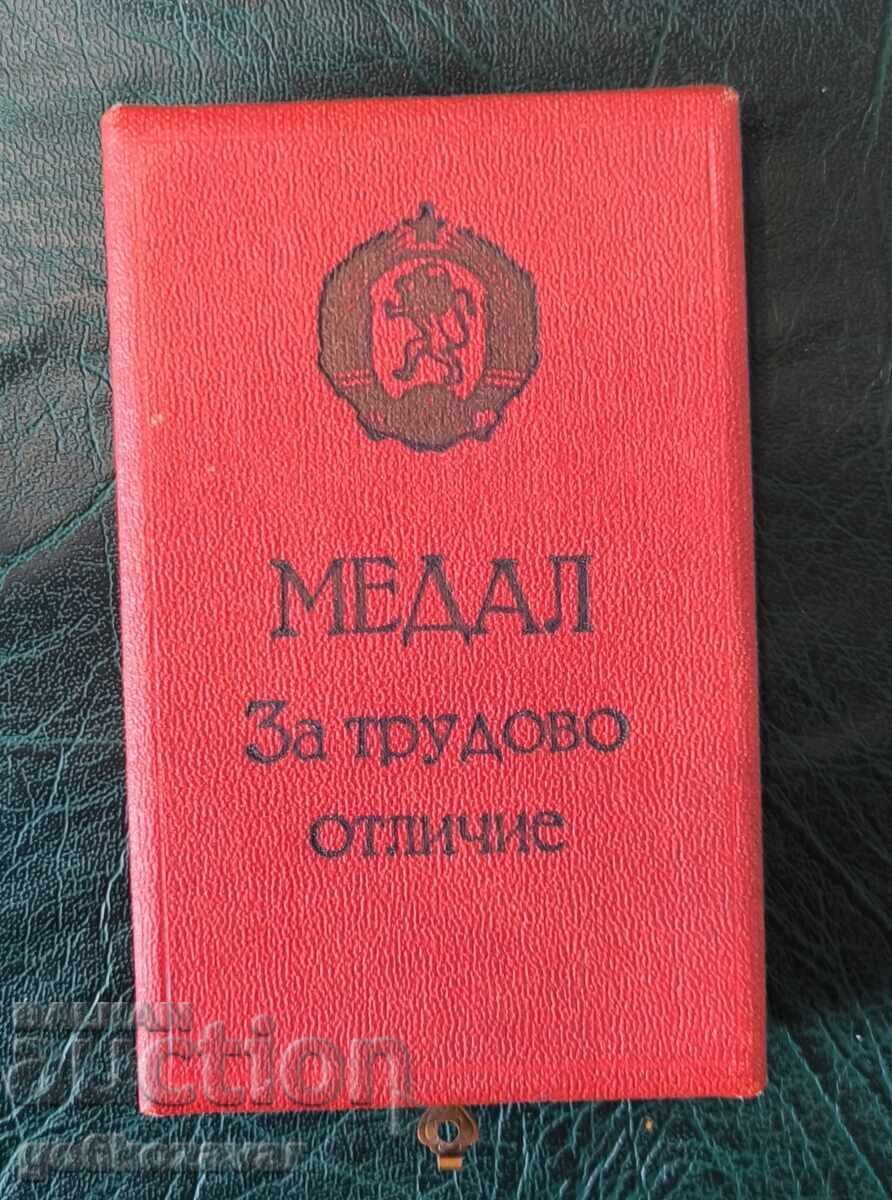 Licitație MEDALIE PENTRU MERIT ÎN MUNCĂ MEDALIE CUTIE !