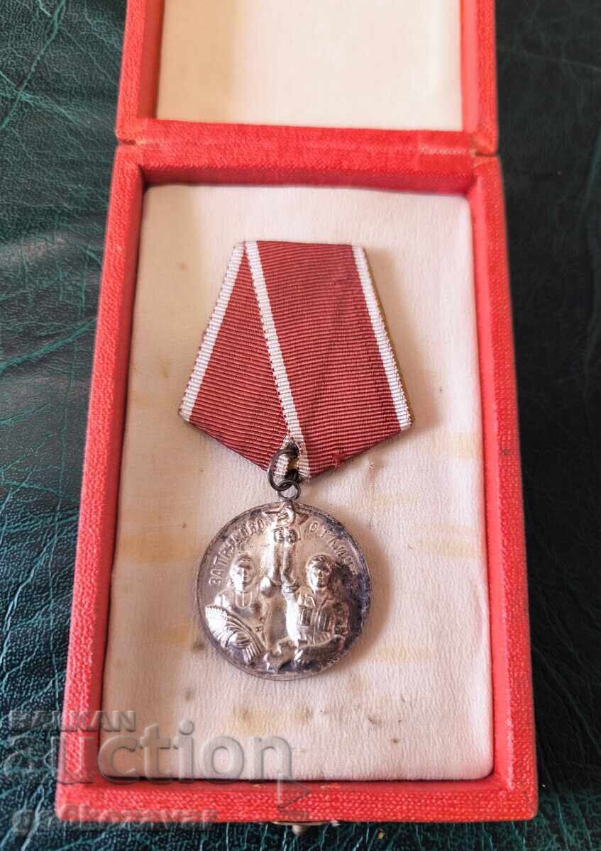 MEDALIE PENTRU MERIT ÎN MUNCĂ MEDALIE CUTIE !