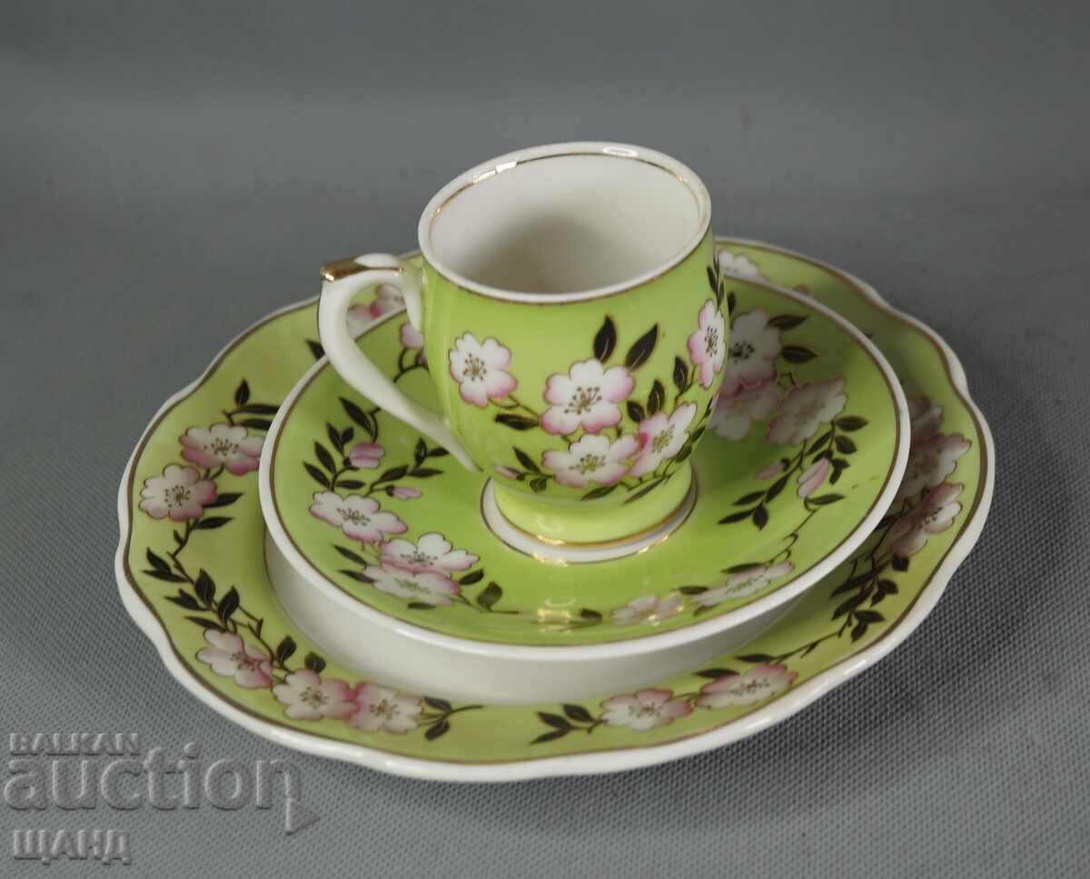 Set rusesc vechi din porțelan, format din trei piese: ceașcă de cafea cu farfurioară cu preț € 20.90 | 40.88 BGN