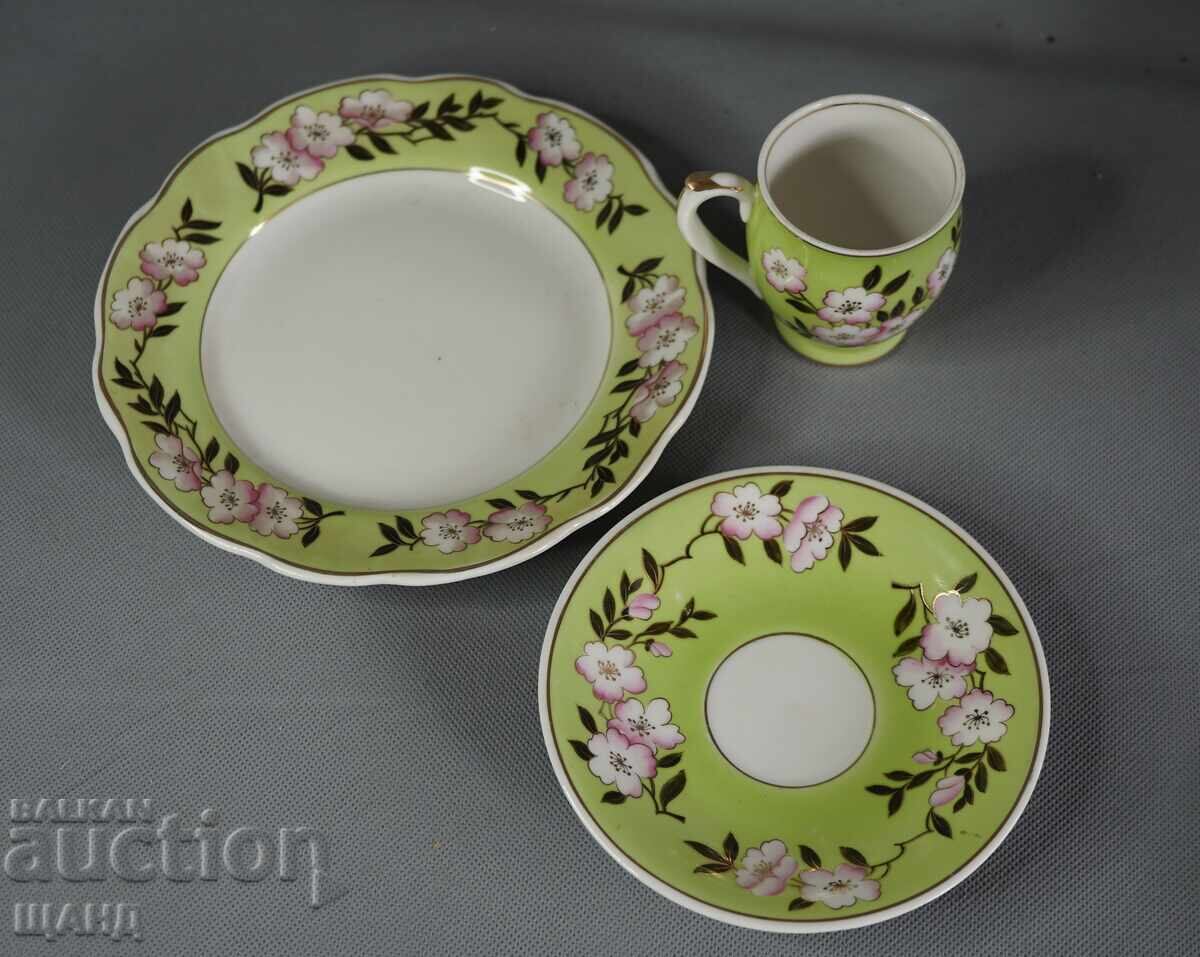 Licitație Set rusesc vechi din porțelan, format din trei piese: ceașcă de cafea cu farfurioară