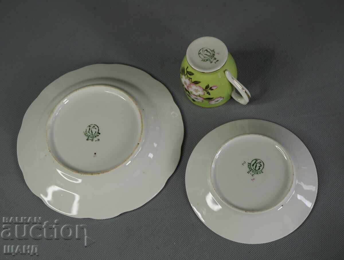 Livrarea Set rusesc vechi din porțelan, format din trei piese: ceașcă de cafea cu farfurioară