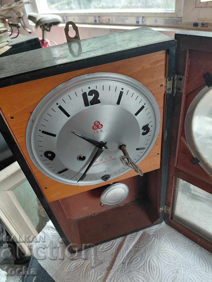 Παράδοση Παλιό επιτοίχιο ρολόι Shanghai, σε λειτουργία