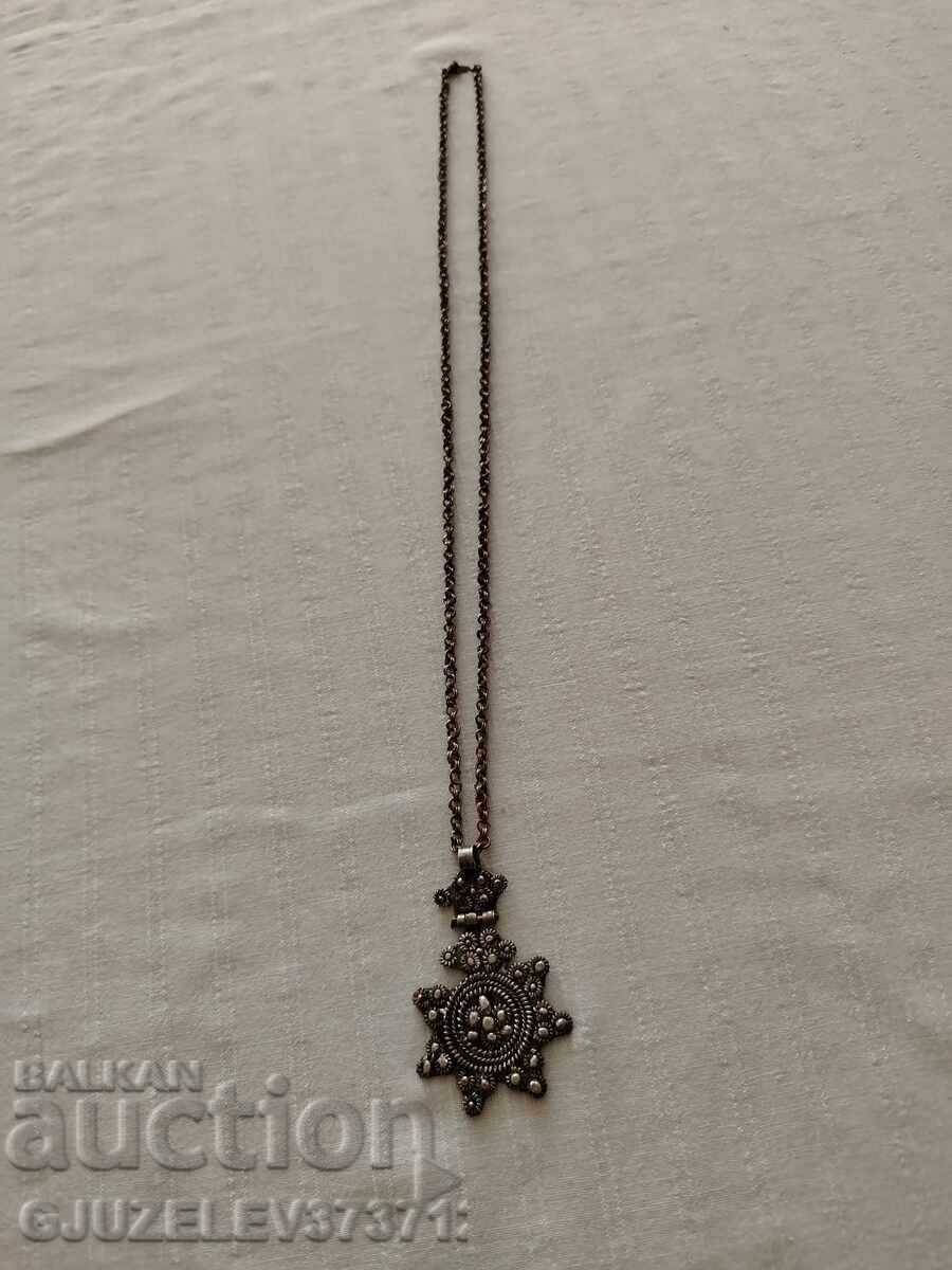 Licitație COLIER VINTAGE DIN ARGINT ETIOPAN CU ZALE LIPITE