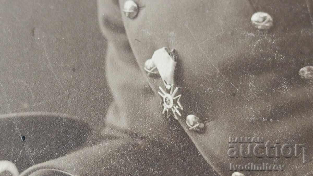 Φωτογραφία Αξιωματικός με σταυρό ανδρείας αξιωματικού σε χαρτόνι με τιμή € 6.43 | 12.58 BGN Φωτογραφία Αξιωματικός με σταυρό ανδρείας αξιωματικού σε χαρτόνι με τιμή € 6.43 | 12.58 BGN