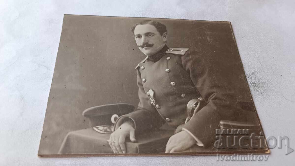 Φωτογραφία Αξιωματικός με σταυρό ανδρείας αξιωματικού σε χαρτόνι Φωτογραφία Αξιωματικός με σταυρό ανδρείας αξιωματικού σε χαρτόνι