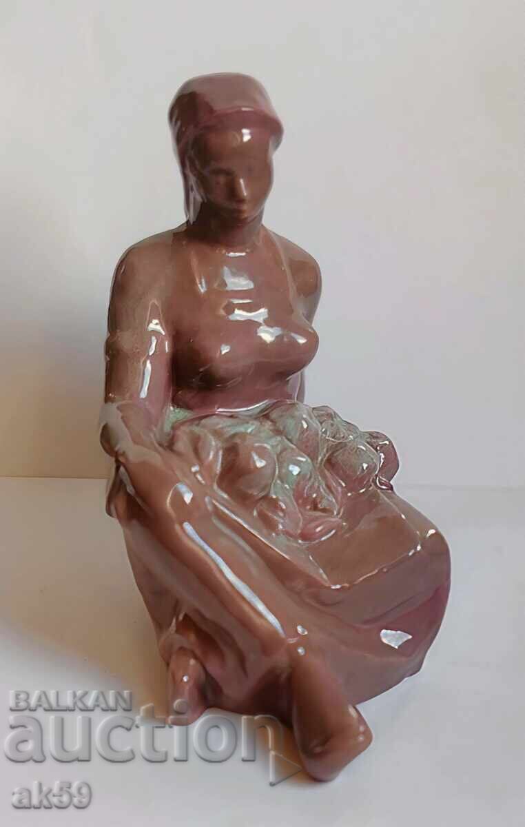 "На пазара" - керамика  малка пластика.