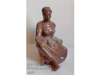 "На пазара" - керамика  малка пластика.