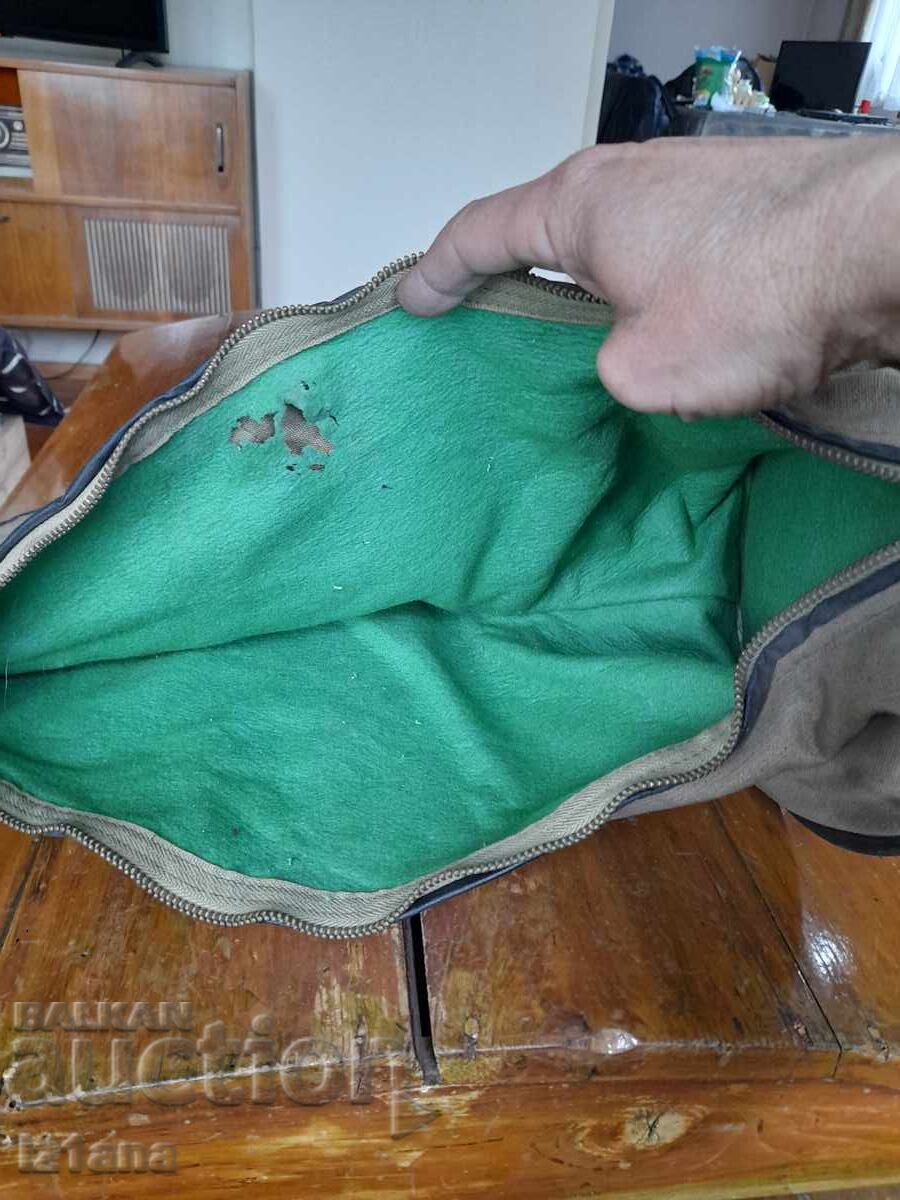 Delivery of Old case for a wind musical instrument