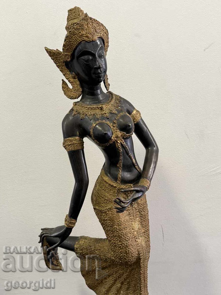 Statuetă mare din bronz reprezentând o „dansatoare de templu” (Tepanom) nr. 81 cu preț € 325.00 | 635.64 BGN Statuetă mare din bronz reprezentând o „dansatoare de templu” (Tepanom) nr. 81 cu preț € 325.00 | 635.64 BGN