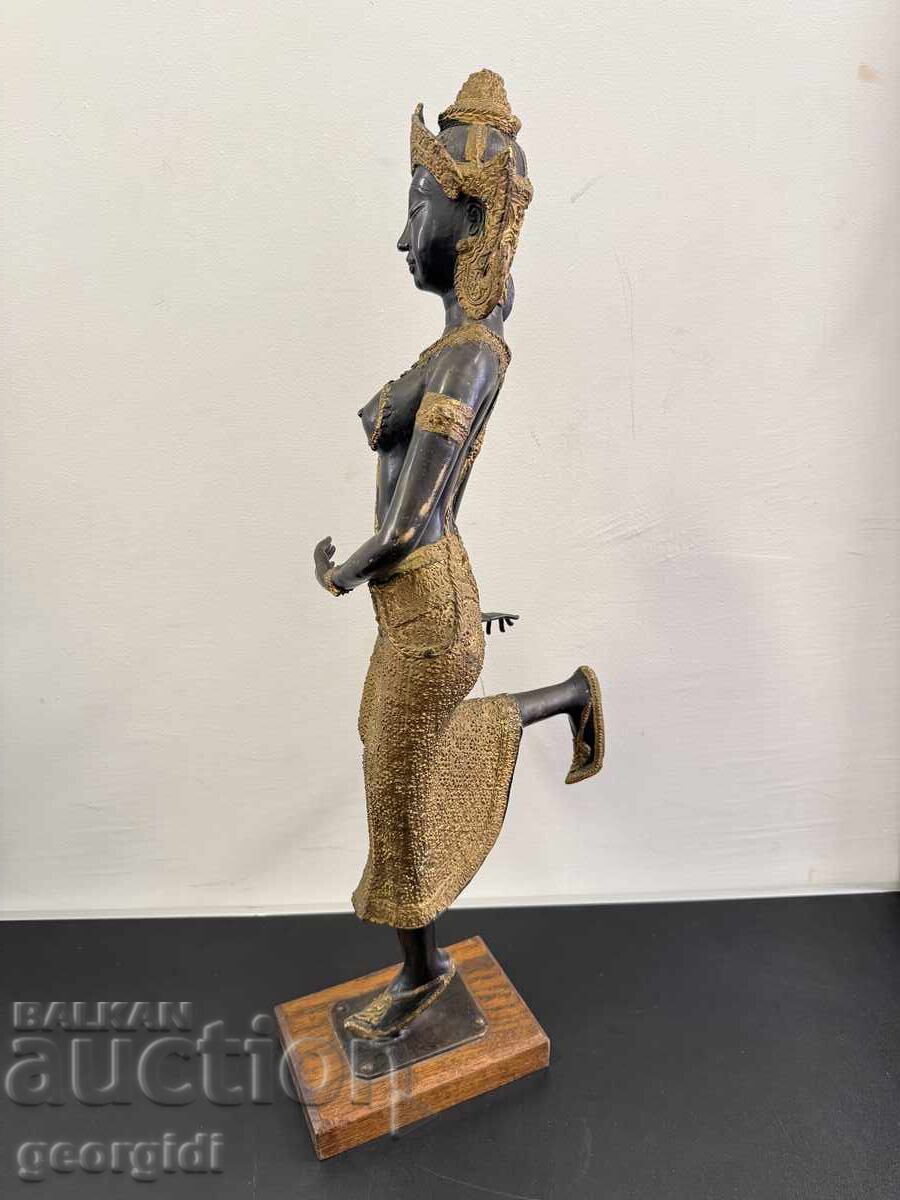 Livrarea Statuetă mare din bronz reprezentând o „dansatoare de templu” (Tepanom) nr. 81 Livrarea Statuetă mare din bronz reprezentând o „dansatoare de templu” (Tepanom) nr. 81