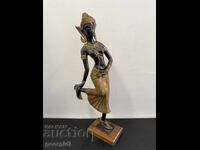 Statuetă mare din bronz reprezentând o „dansatoare de templu” (Tepanom) nr. 81