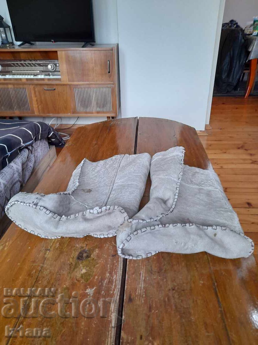 Ghete vechi din piele, jambiere cu preț € 42.00 | 82.15 BGN