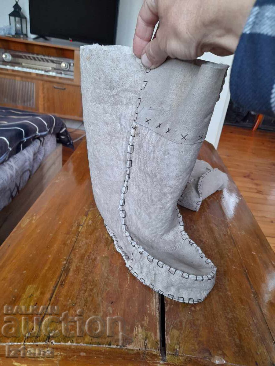 Livrarea Ghete vechi din piele, jambiere