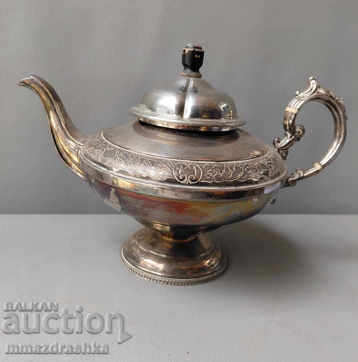 Посребрен английски чайник на 100 години