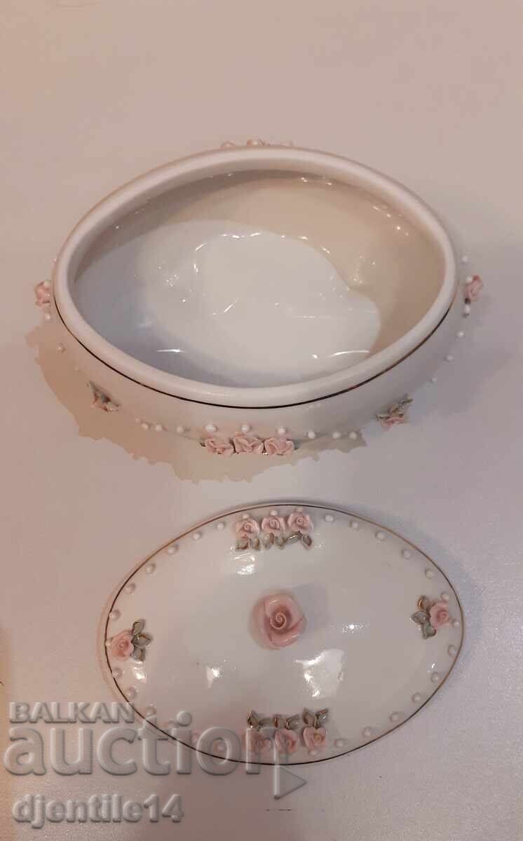 Licitație Bombonieră din porțelan Balkanski