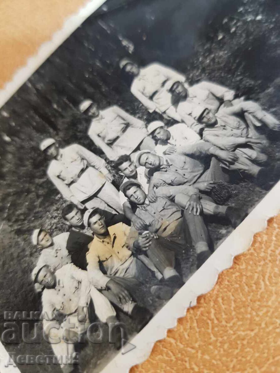 Licitație Grup de militari într-un parc