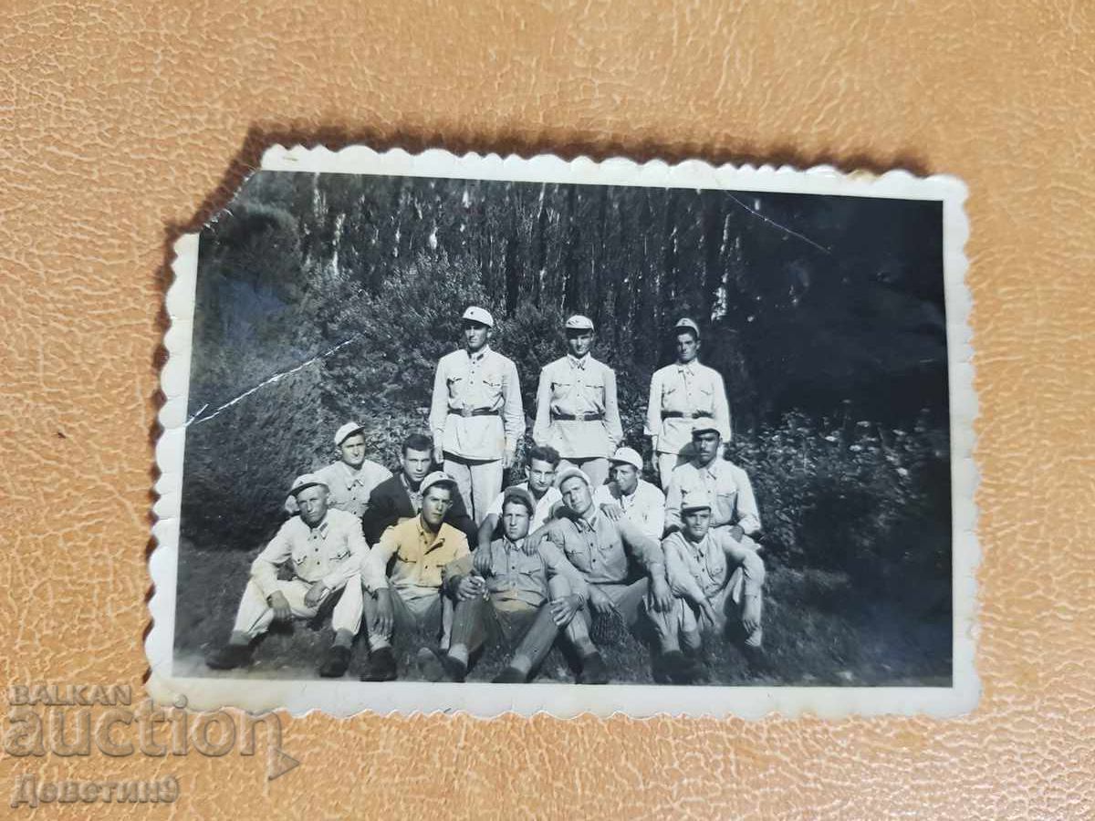 Grup de militari într-un parc