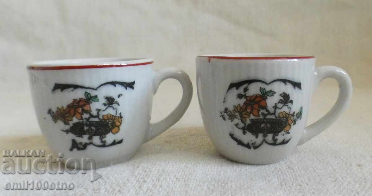 Pair of 2 small cups