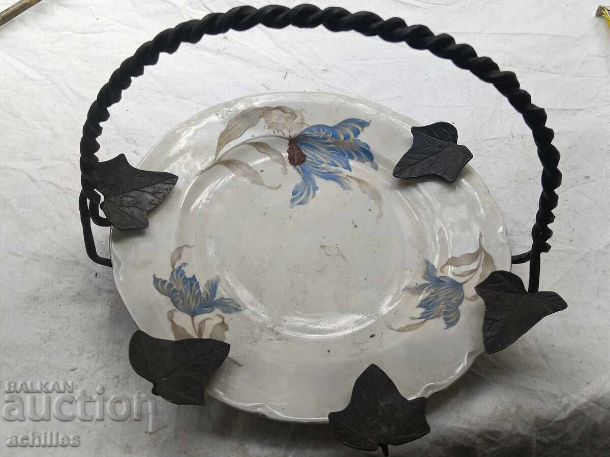 Порцеланова бонбониера с метален обков