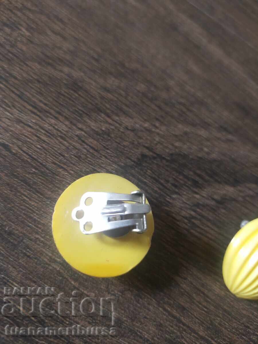 Delivery of earrings