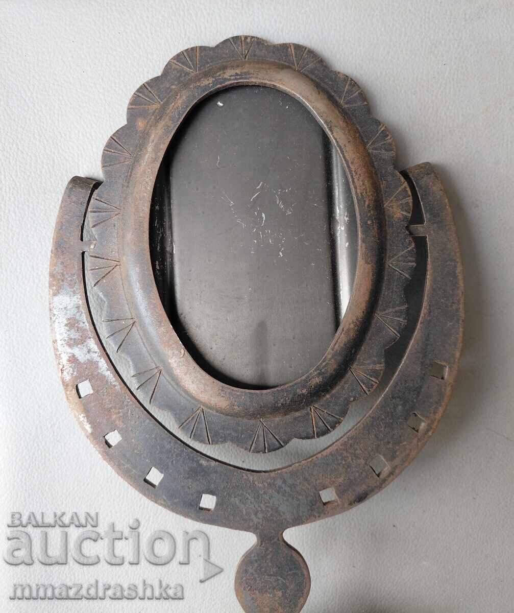 Кована стойка за огледало на 100+ години с цена € 0.01 | 0.02 лв.