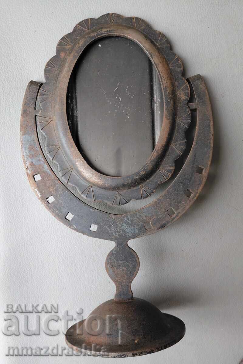 Кована стойка за огледало на 100+ години