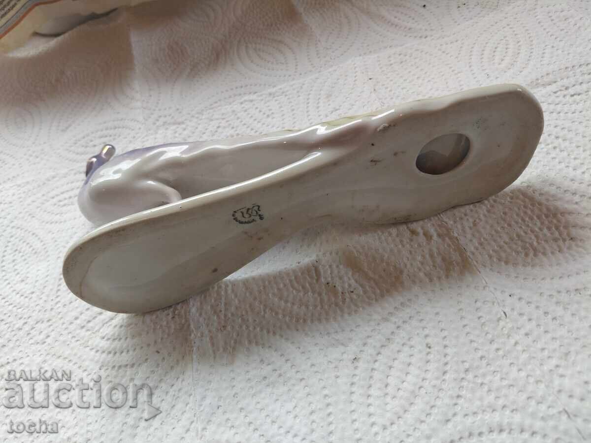 Παράδοση Παλιά βουλγάρικη πορσελάνη Isida, ειδώλιο παγώνι