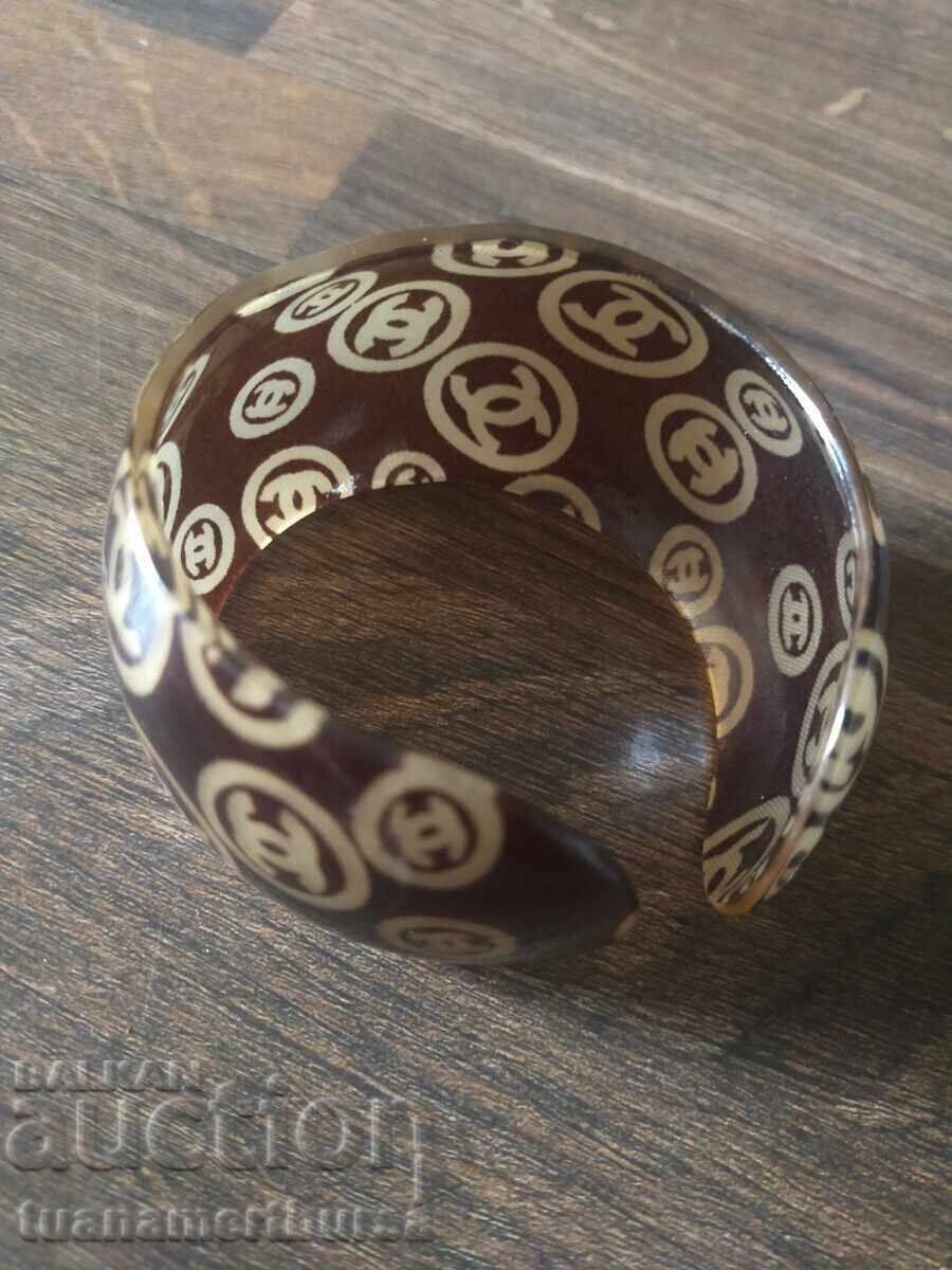 Delivery of bracelet