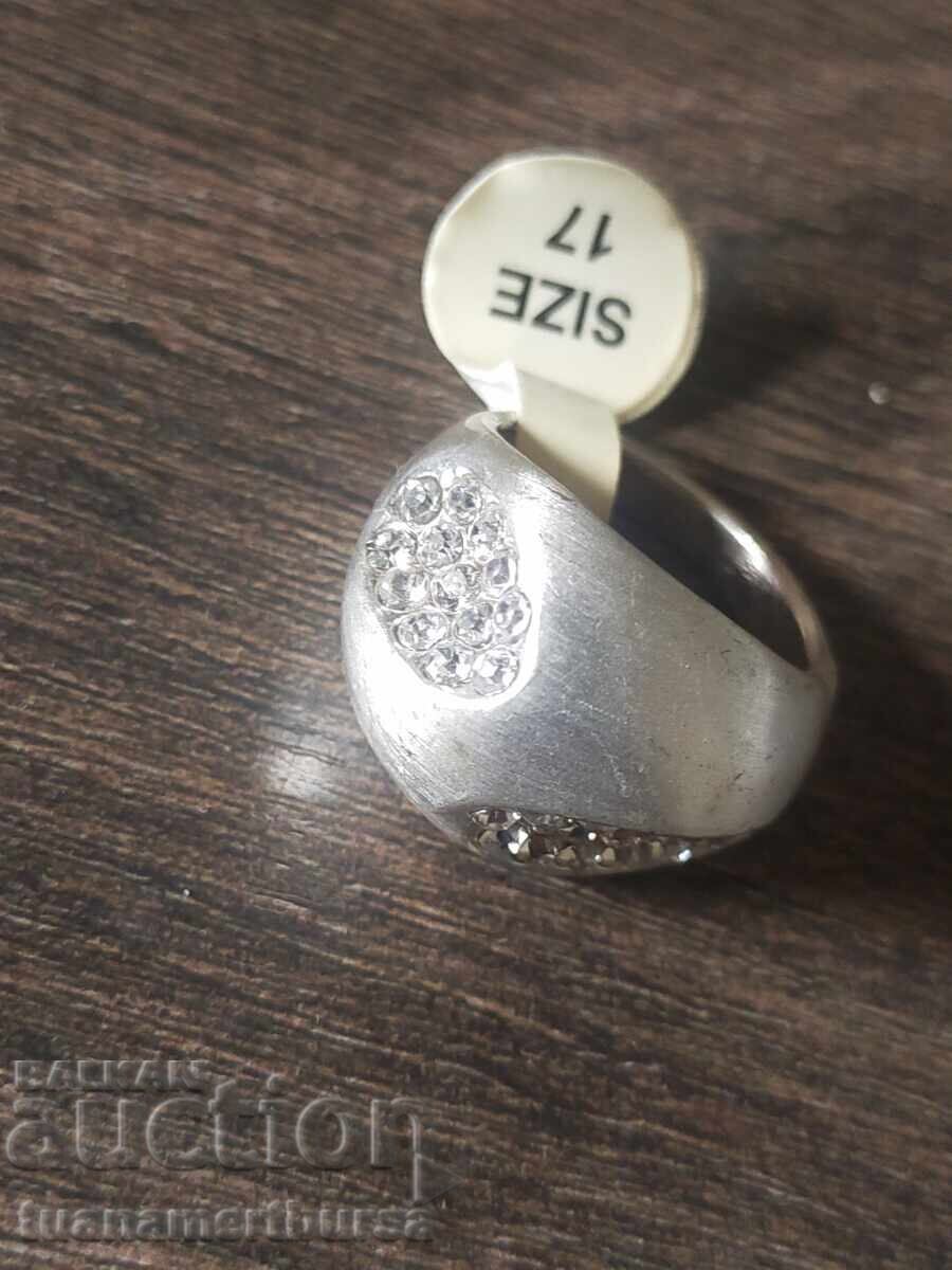 un inel cu preț € 4.00 | 7.82 BGN