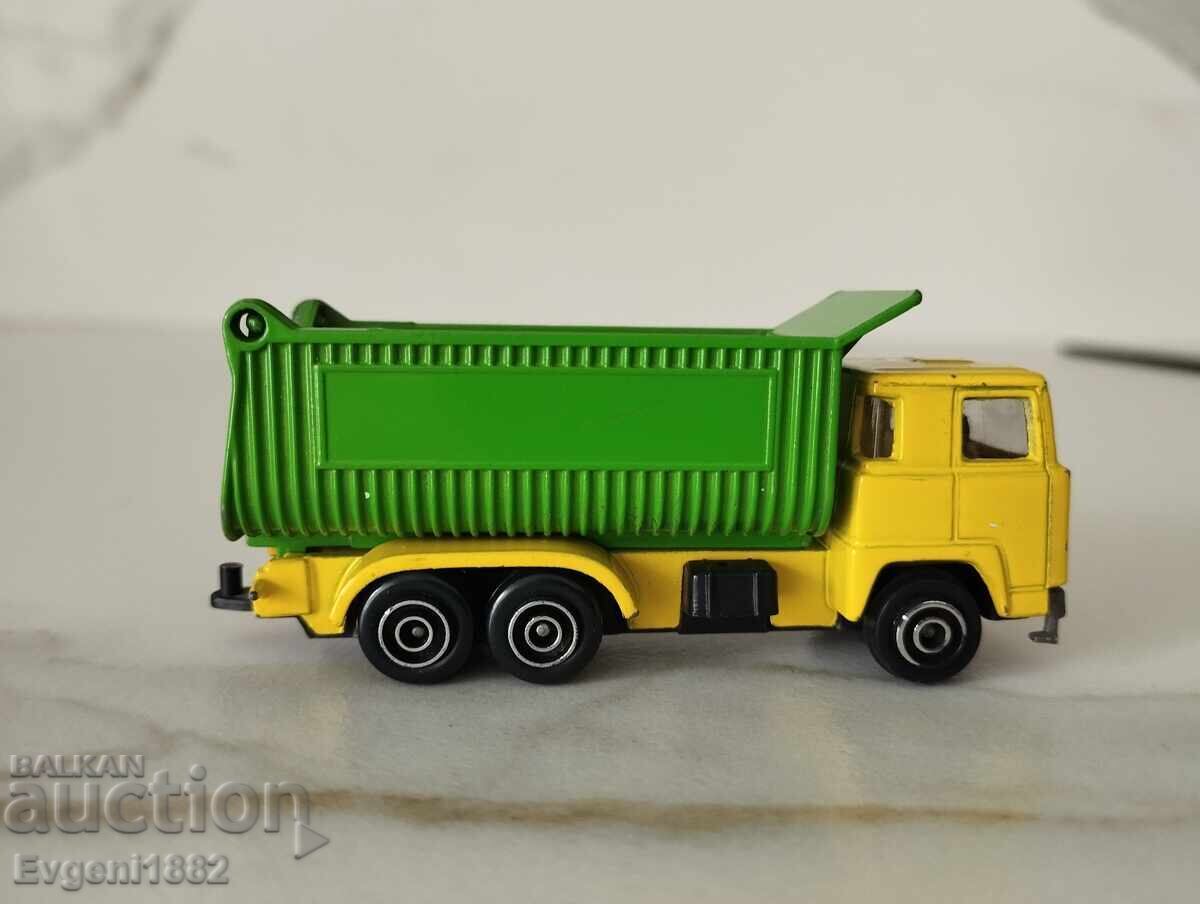 Camion basculant PlayArt fabricat în Hong Kong model 1/64 cu preț € 15.00 | 29.34 BGN