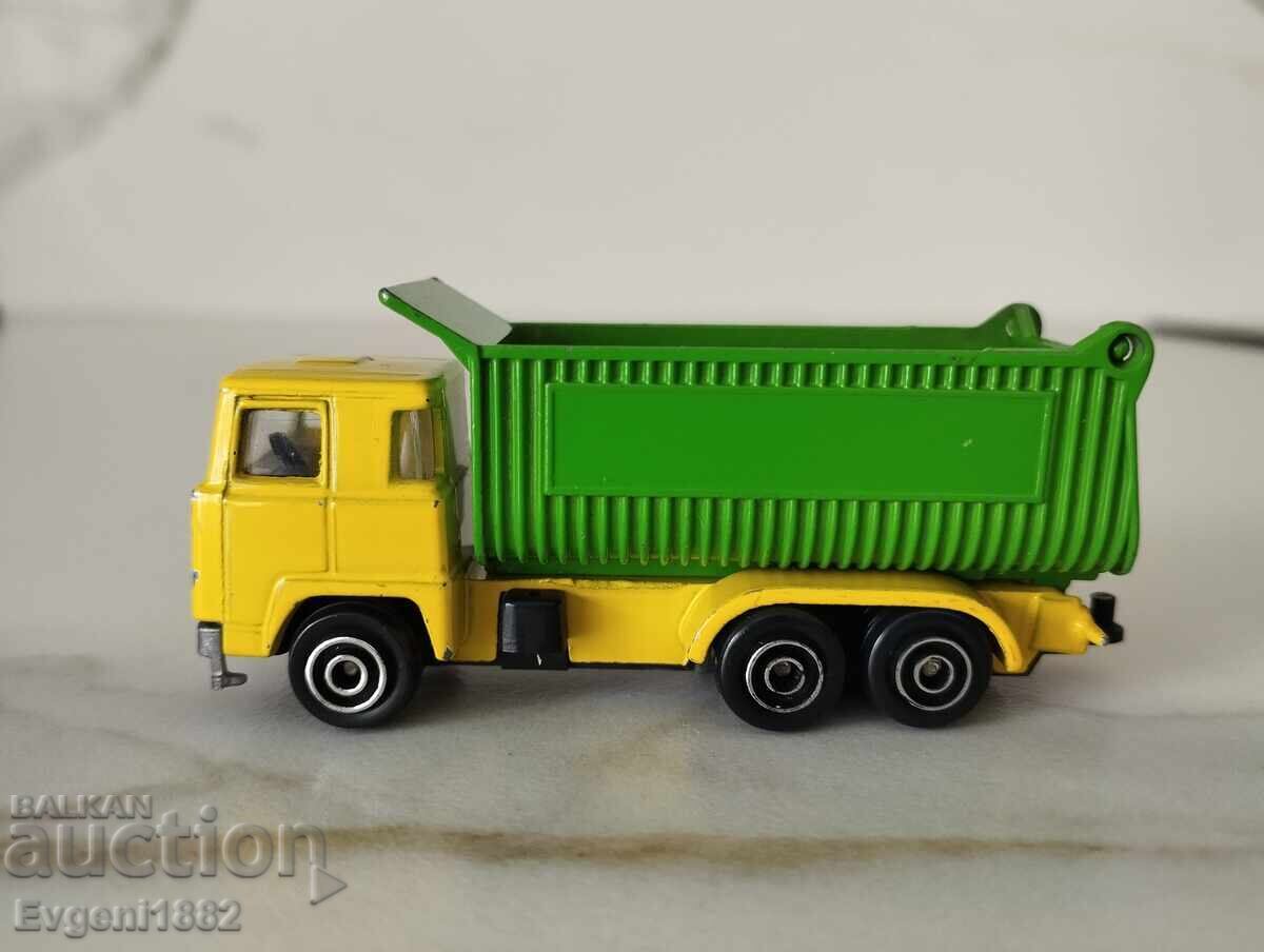 Livrarea Camion basculant PlayArt fabricat în Hong Kong model 1/64