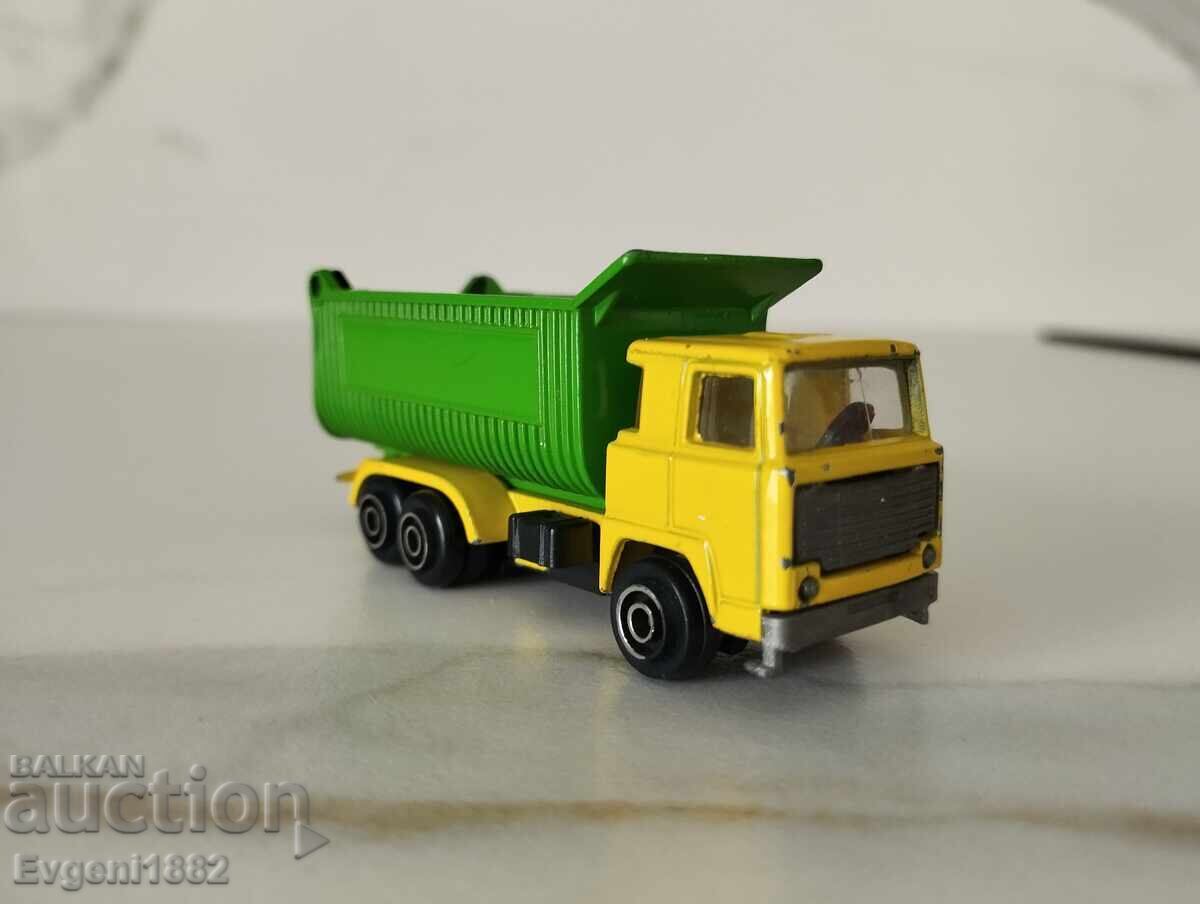 Camion basculant PlayArt fabricat în Hong Kong model 1/64