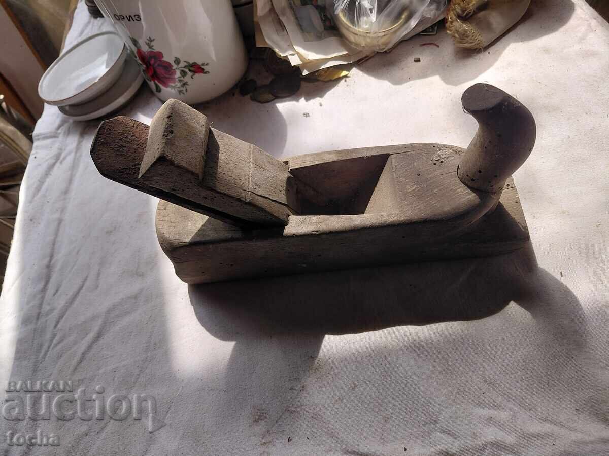 стари дърводелски инструменти ,  едно