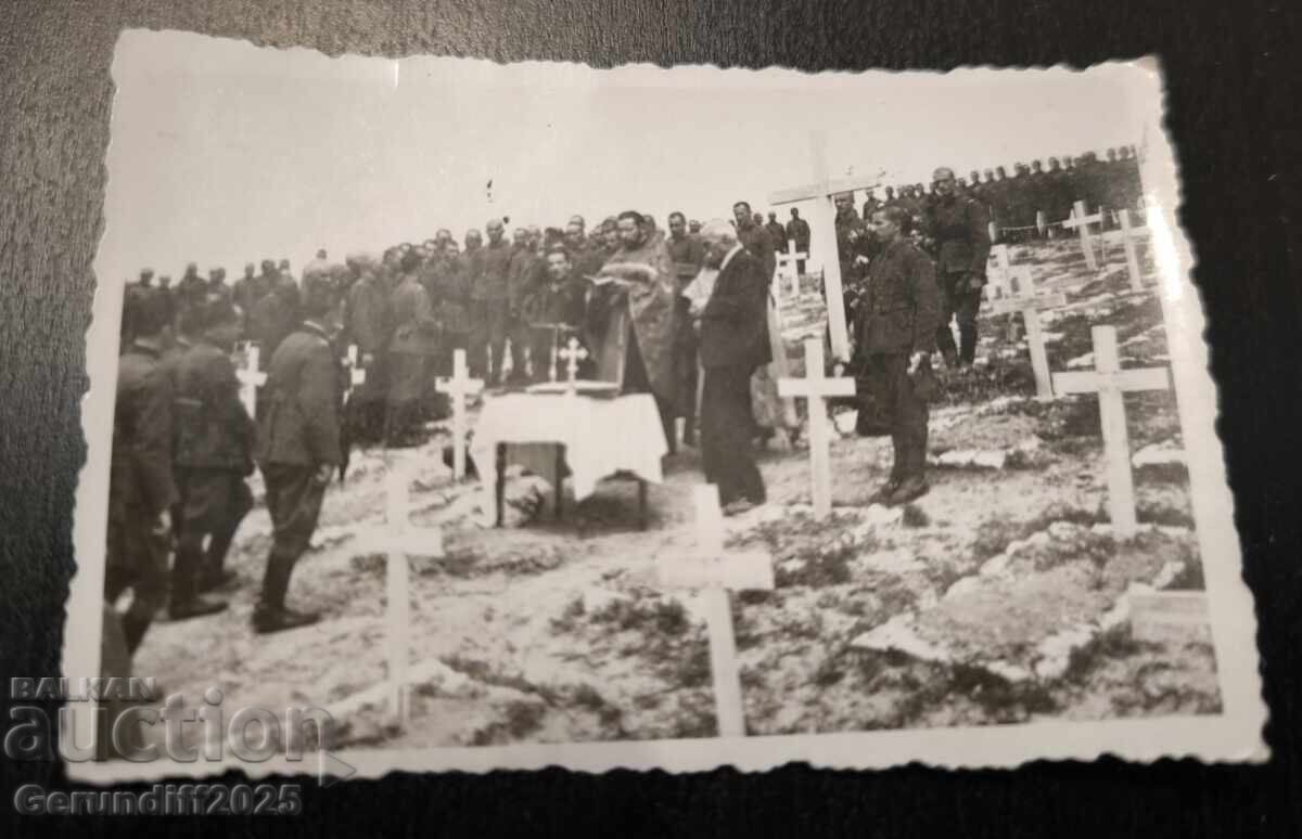 Τσαρίμπροντ; στρατιωτικό νεκροταφείο ιερέας