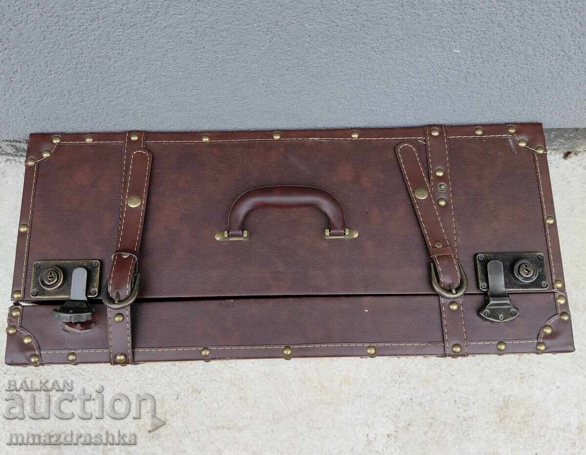 Стар американски кожен куфар с цена € 2.00 | 3.91 лв.